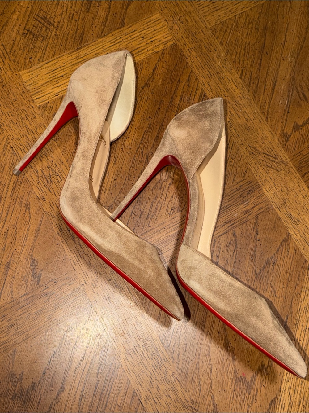 BRAND NEW Christian Louboutin suede Pointed Toe High Heels Beige with Red Sole